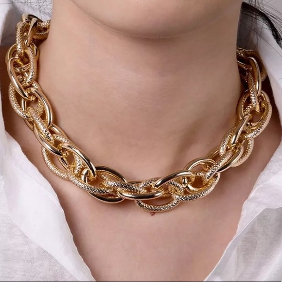 Chunky gold chain choker - Picture 2 of 5